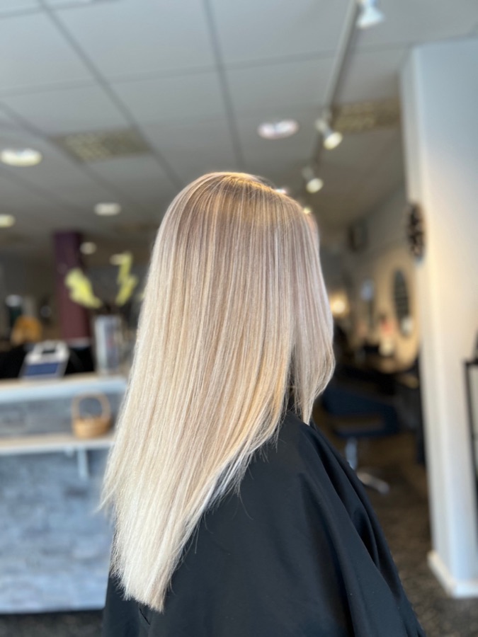 Kallblond färg på slätt, långt hår