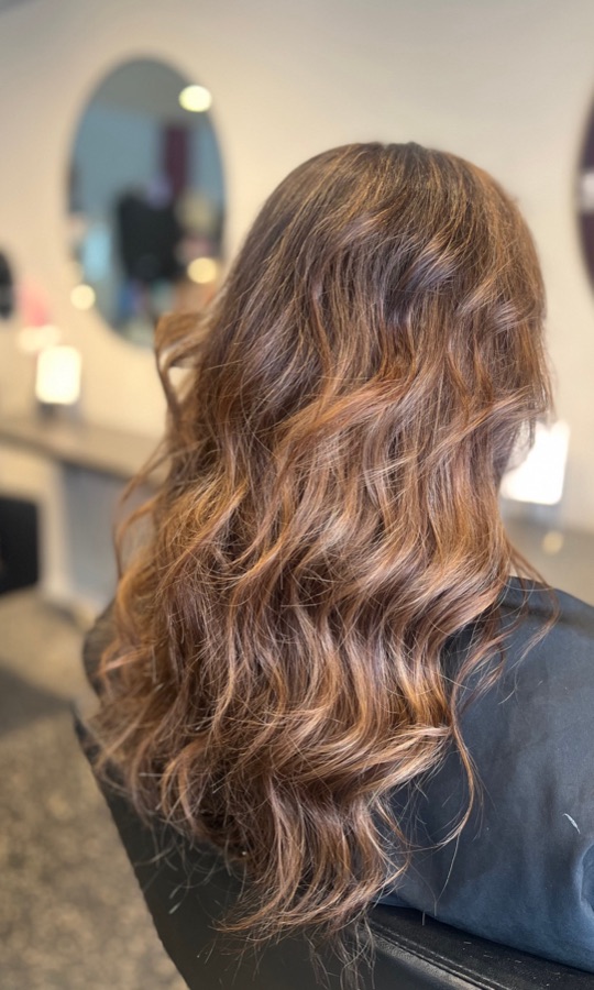 Brun balayage med mjuka vågor