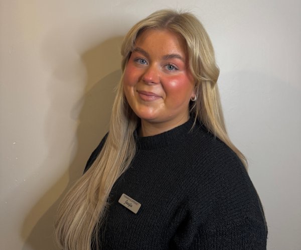 Josefin, frisör · certifierad frans- och brynstylist hos Franska Klipperiet